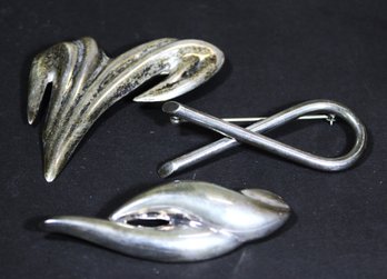 LOT: THREE VINTAGE STERLING SILVER BROOCHES, MEXICAN, ETC.