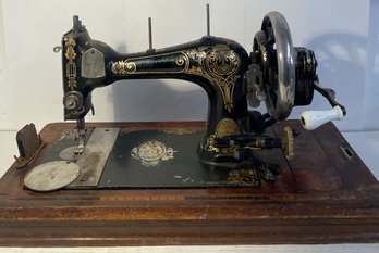 Vintage Vibrating Shuttle Sewing Machine With Top