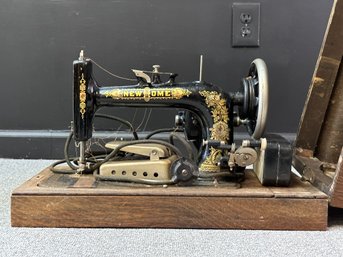 Vintage New Home Sewing Machine In Wood Case