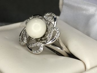 Lovely 925 / Sterling Silver Ring With American White Howlite And White Topaz - Adjustable Size Ring !