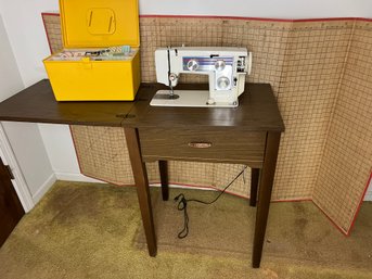 Vintage White Model 1776 Super ZigZag Sewing Machine With Accessories