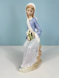 Lladro Porcelain #4972 Sitting Girl With Lilies Figurine