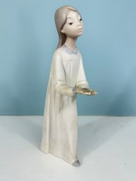 Lladro Porcelain #4868 Girl With A Candle Figurine