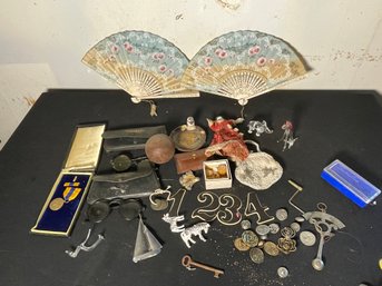 TRAY LOT OF INTERESTING MINIATURE MEDALS, ETC.
