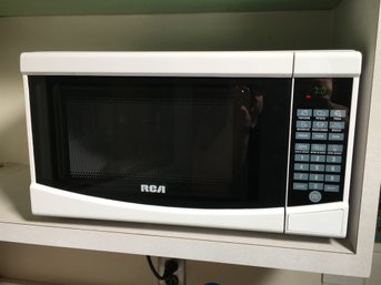 Basically Brand New 700 Watt RCA Microwave Oven - LOOKS BRAND NEW / UNUSED - Bright Crisp White Unit - NICE !