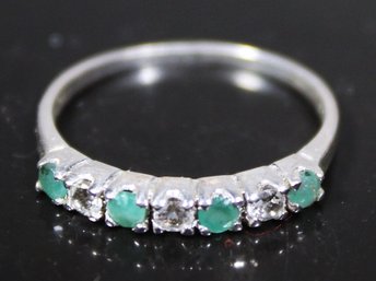 STERLING SILVER EMERALD AND WHITE STONE LADIES RING SIZE 8