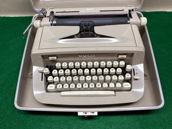 Beautiful ROYAL 890 Manual Typewriter In Carry/Storage Case.