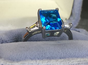 Fabulous 925 / Sterling Silver Solitaire Ring With London Blue Topaz Flanked With Sparkling White Zircons