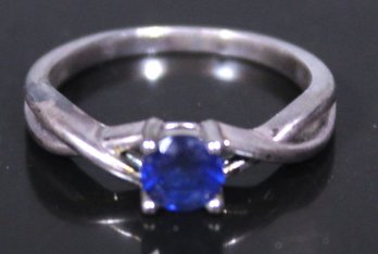 FINE STERLING SILVER LADIES RING HAVING BLUE STONE SIZE 6