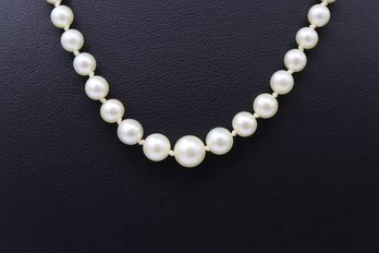 Elegant Graduated Pearl Necklace W/ 14k White Gold Clasp