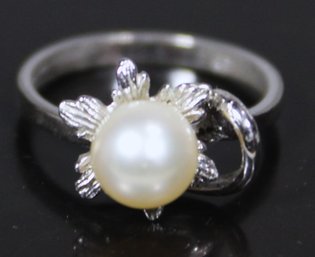 FINE STERLING SILVER LADIES RING HAVING A PARL SIZE 6.5