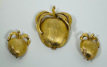 SIGNED SARAH COV GOLD TONE 3 PIECE APPLE SET BROOCH AND CLIP-ON EARRINGS