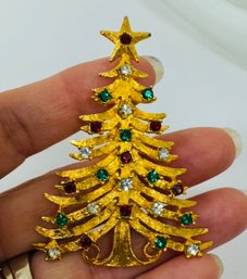 SIGNED MYLU GOLD TONE RHINESTONE CHRISTMAS TREE BROOCH