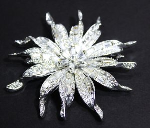 VERY FINE QUALITY SILVER TONE LARGE RHINESTONE BROOCH SIGNED