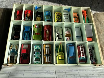 Large Lot Of 24 Vintage 1960s/70s Mostly Matchbox Diecast Cars With Original Period Carrying Case