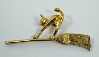 CUTE GOLD TONE SCARDY CAT RIDING BROOM BROOCH