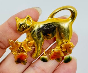 BEAUTIFUL GOLD TONE CAT WITH ENAMELED LEAVES BROOCH