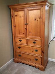 Very Nice Country Pine Collection Cabinet / Cupboard By BROYHILL - Many Many Uses - Great Condition !