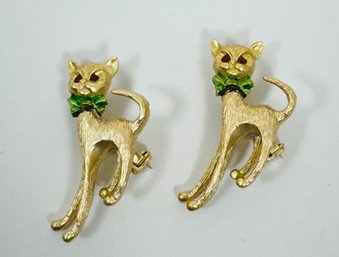 PAIR OF VINTAGE GOLD TONE MOVABLE CAT BROOCHES