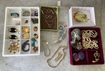 Lot Of Ladies Miscellaneous Jewelry