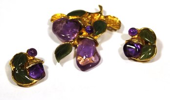 VINTAGE SIGNED SWOBODA GOLD TONE BEOOCH AND EARRINGS SET AMETHYST & JADE