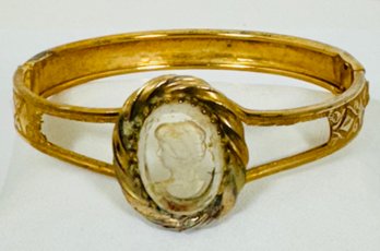 VINTAGE GOLD TONE MOLDED CAMEO BRACELET