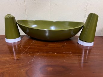 Vintage 1970's Avocado Green Bowl And Salt Pepper Set