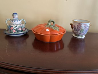 THREE PIECES DECORATIVE POTTERY