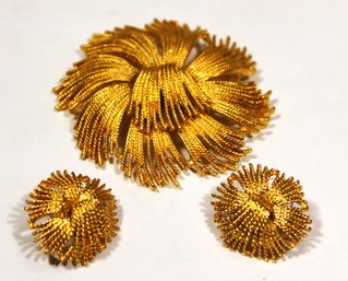 1980S GOLD TONE LARGE BROOCH AND MATCHING EARRINGS MONET