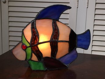 Very Cute QUOIZEL Stained Glass Fish Table Or Night Light - Works Perfectly - New Bulb - Very Cute Piece !