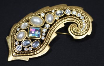 LARGE PAISLEY FORMED FAUX PEARL RHINESTONE GOLD TONE OSCAR DE LA RENTA BROOCH