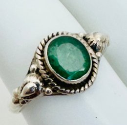 PRETTY STERLING SILVER GREEN GEMSTONE RING