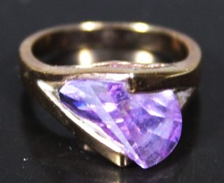 1980S GOLD TONE LADIES RING W LARGE ODD PURPLE STONE SIZE 8