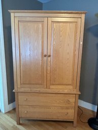 LARGE OAK ARMOIRE/ENTERTAINMENT CENTER