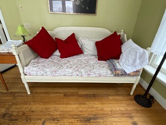 CONTEMPORARY DAYBED WITH PILLOWS, THROWS