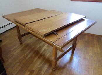 A Rectangular Oak Finished Dining Table With 2 Leaves