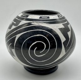 Beautiful Mata Ortiz Abstract Ceramic Vase By Manuel Olivas