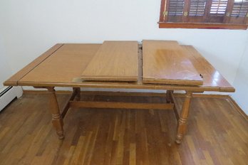 A Rectangular Oak Finished Dining Table With 2 Leaves