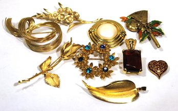 LOT 9 GOLD TONE BROOCHES, MONET, SIGNED, ETC., LARGE PURPLE PENDANT