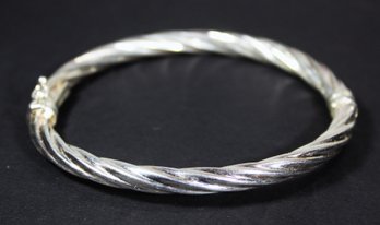 FINE HINGED STERLING SILVER BANGLE BRACELET HAVING 'SWIRL' DESIGN