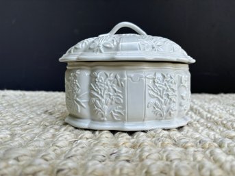 Vintage Mottahedeh Creamware Lidded Box  Made In Italy