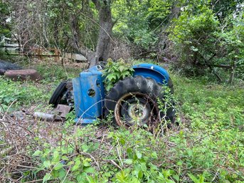AN OLD FORD TRACTOR FOR PARTS OR SALVAGE