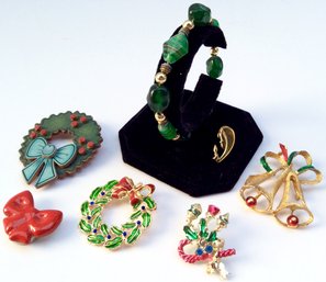 VINTAGE CHRISTMAS JEWELRY LOT: Holiday Pins, Brooches, Green Glass Bead Bracelet, Bow Button Cover,