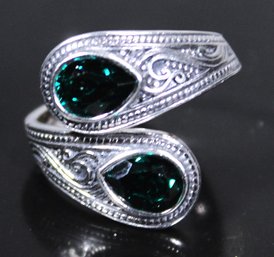 FINE STERLING SILVER LADIES RING HAVING GREN COLORED STONES SIZE 8