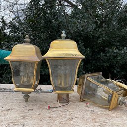 A Set Of Brass Finish Exterior Carriage Lanterns - Post And 2 Sconces