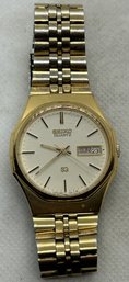 Vintage Men's Seiko SQ Day/Date Wristwatch- Classic Timeless Design