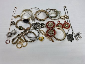 Large Lot Of Women's Costume Jewlery: Over 20 Pieces!