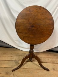 Antique Wood Tilt Top Side / End Table 20x26in