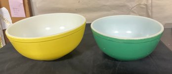 Two Beautiful Green And Yellow Pyrex Bowls Made In USA. BS/D3