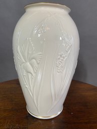 Lovely Lenox Masterpiece Ivory Vase Floral Impressions 9.5in No Chips